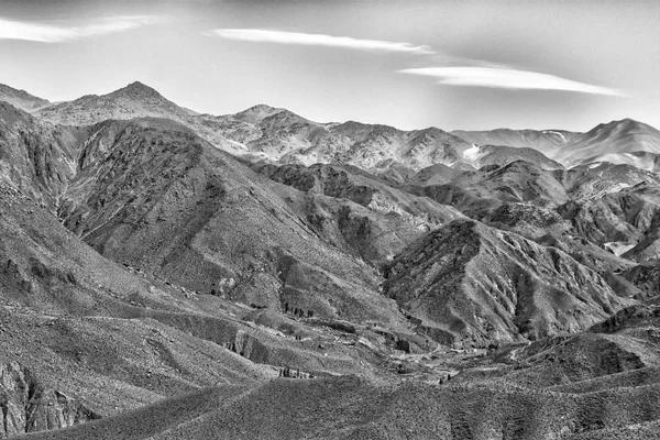 Dağ manzarası ile siyah beyaz doku ev sahipliği yapmaktadır. Gökyüzü beyaz bulutlar ile.