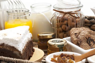 Kahvaltı vanilya budin, çikolatalı kurabiye ve krem çikolata fare kahve çay infüzyon meyve suyu el yapımı portakal suyu yıldönümü catering düğün olayları ile çikolatalı kek