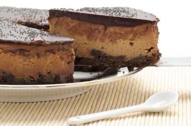 Çikolatalı kek çikolata mousse ile dolu beyaz tabak infüzyon ile çay kahve pasta doğum günü sosyal etkinlikler düğün catering için çikolata kaplı