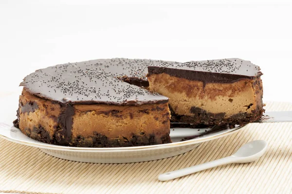 Çikolatalı kek çikolata mousse ile dolu beyaz tabak infüzyon ile çay kahve pasta doğum günü sosyal etkinlikler düğün catering için çikolata kaplı