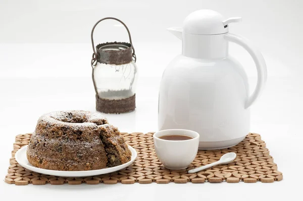 Caffe çay bardak beyaz üzerinde sunulan doğum günü breacks plaka ve kahverengi masa örtüsü dekore çay düğün için çikolatalı kek şeker ile süslenmiş