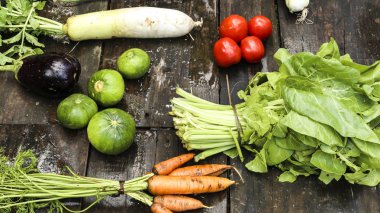 baharat marul, havuç, domates turp, kabak, patlıcan sebze sebze salata ve yemek için ahşap üzerine yerleştirilen