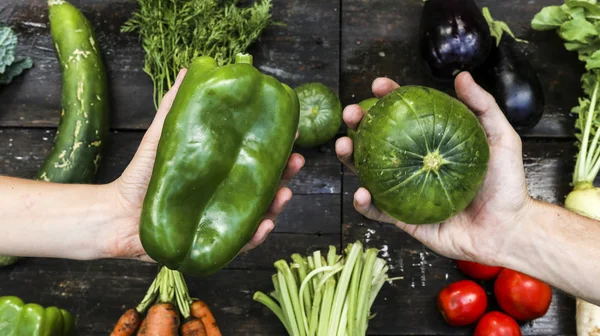 İkramederse sebze organik sebze Salatalar için taze sebze bahçesi, wook holding eller.