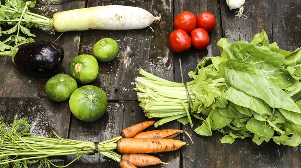 baharat marul, havuç, domates turp, kabak, patlıcan sebze sebze salata ve yemek için ahşap üzerine yerleştirilen