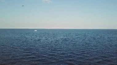 Sakin bir göl, bir Mavi Göl ortasında yalnız bir teknede güzel görünüm