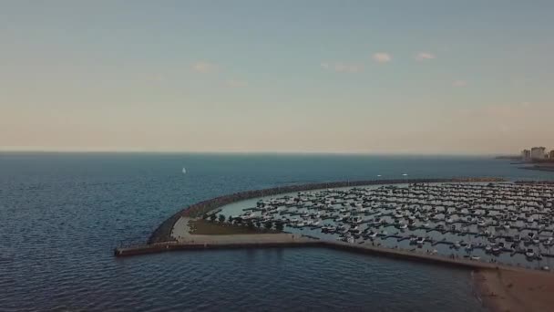 Blick von oben auf die Bucht mit Booten, schöner Panoramablick auf Chicago von oben — Stockvideo