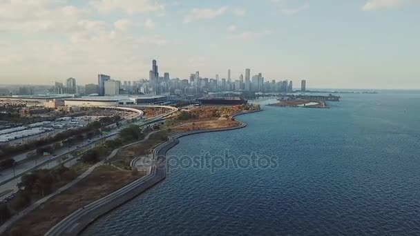 Teknelerle, körfezde güzel panoramik Chicago üstten üstten görüntülemek — Stok video