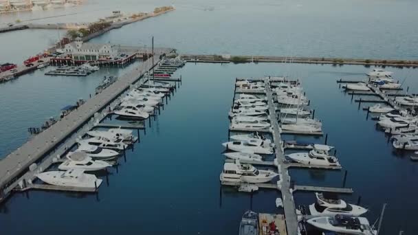 Вид з даху на березі затоки з човни, гарний панорамний вид на Чикаго зверху — стокове відео