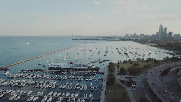 Een panoramisch uitzicht van de binnenstad van Chicago van de kant van het meer, uitzicht vanaf de top op de baai met boten, mooi panoramisch uitzicht van Chicago vanaf de bovenkant, — Stockvideo