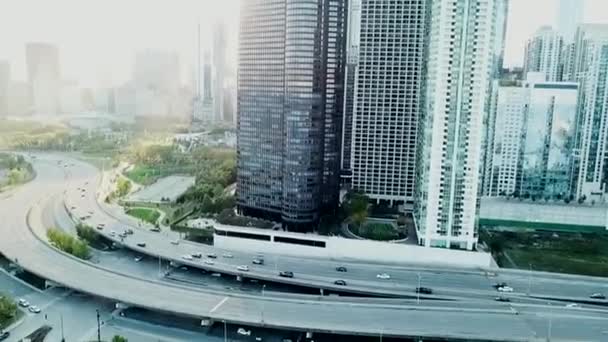 Ομαλή, χαμηλή γωνία παρακολούθησης shot, που λαμβάνονται από ένα drone. Μια άποψη της οδού ότι τρέχει κοντά στο κέντρο του Σικάγο — Αρχείο Βίντεο