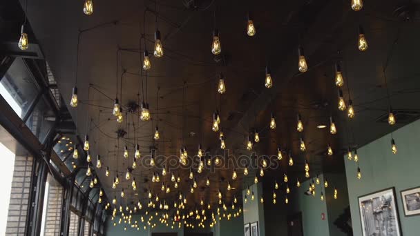 Декоративные лампочки на потолке, луковицы в ресторане в центре Нэшвилла — стоковое видео