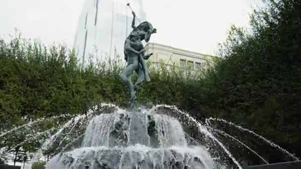 Fontaine avec un monument, une fontaine avec un monument dans le centre de tennessee — Video