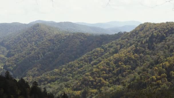 Montañas humeantes, montañas de otoño, bonitas vistas panorámicas de las montañas — Vídeo de stock