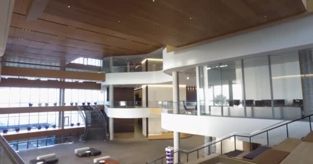 Détails d'un intérieur d'immeuble de bureaux moderne ou d'une université — Video