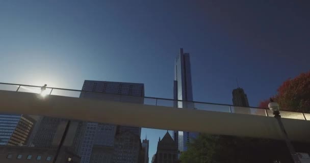 Tiro de rastreo suave y de ángulo bajo, tomado de un coche, mientras recorre el Chicago — Vídeo de stock