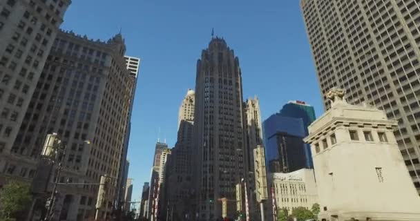 Tiro de rastreo suave y de ángulo bajo, tomado de un coche, mientras recorre el Chicago — Vídeos de Stock
