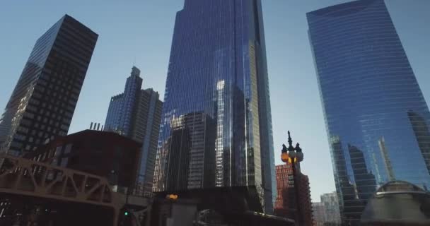 Gladde, lage hoek tracking shot, ontleend aan een auto, het rijdt naar beneden van de Chicago — Stockvideo