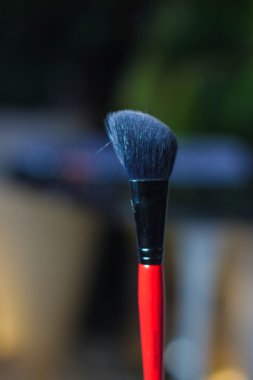 Kırmızı sopa ile fırça