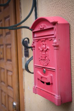 Duvardaki bir kerelik bir e-posta kutusu