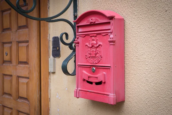Одноразова поштова скринька на стіні — стокове фото
