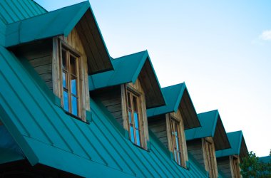 yeni yeşil çatı mavi gökyüzü