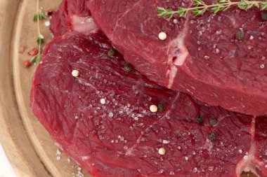 Tahtada taze et, sulu biftek