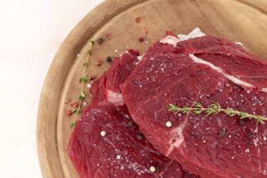 Tahtada taze et, sulu biftek