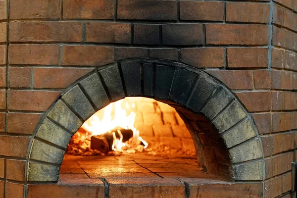 Horno de leña con leña — Foto de Stock