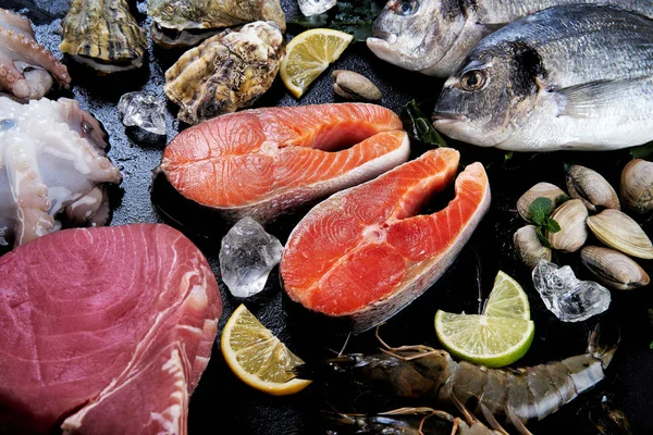 Meeresfrüchte auf schwarzem Hintergrund — Stockfoto