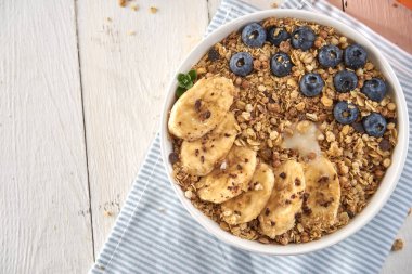 Müsli ve fındık ve böğürtlen karışımı.