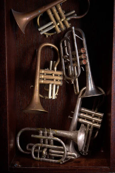 Installation artistique d'une trompette d'instruments à vent sur fond bois — Photo