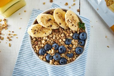 Müsli ve fındık ve böğürtlen karışımı.