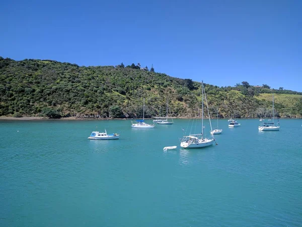 Yates en una bahía — Foto de Stock