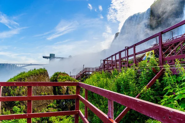 Вода течет над Ниагарским водопадом — стоковое фото