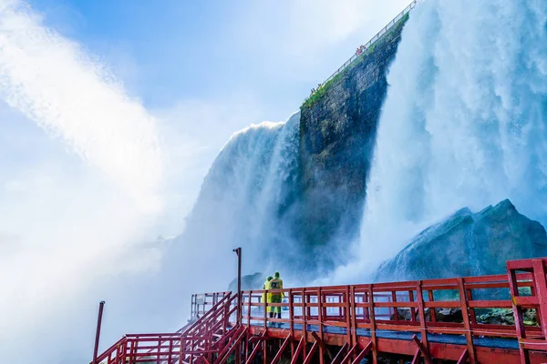 Niagara Falls üzerinde acele su