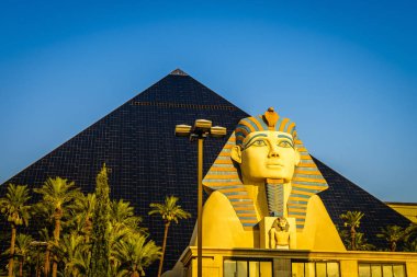 Las Vegas, Nevada, büyük Sfenks Giza ve bir piramit bir yeniden yaratma