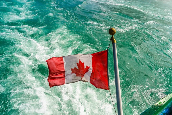 ナイアガラの滝でボートに乗ってカナダ国旗 — ストック写真