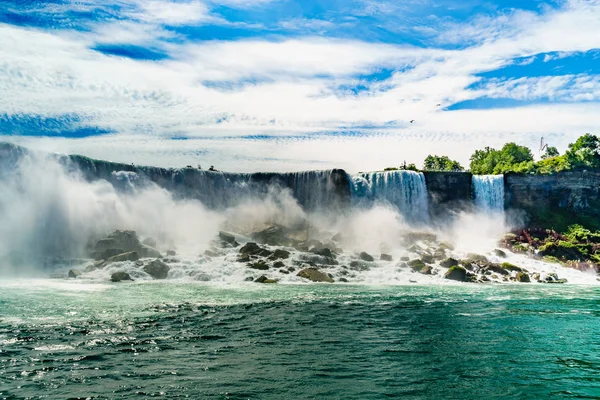 Niagara Falls üzerinde acele su