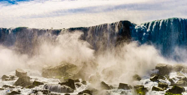 Vattnet rusar över Niagarafallen — Stockfoto