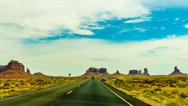 A road leading to Monument Valley — Stock Photo, Image