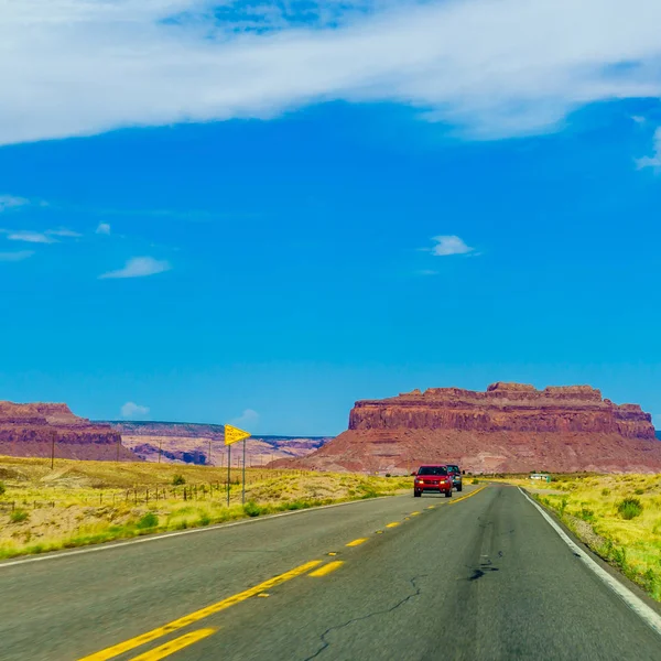 A road leading to Monument Valley — Stock Photo, Image