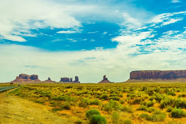 Droga prowadząca do Monument Valley — Zdjęcie stockowe