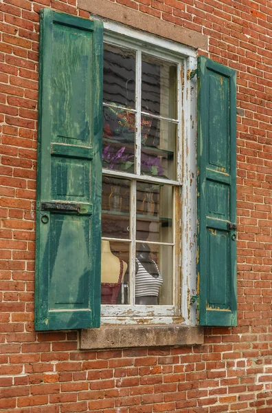 오래 된 빨간 집 벽 녹색 나무 창 — 스톡 사진