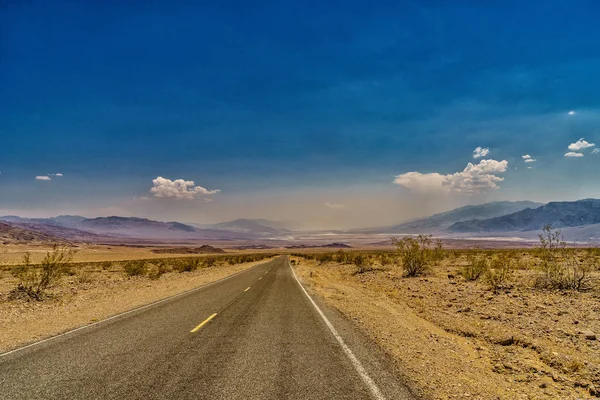 Desert highway do Death Valley National Park — Zdjęcie stockowe