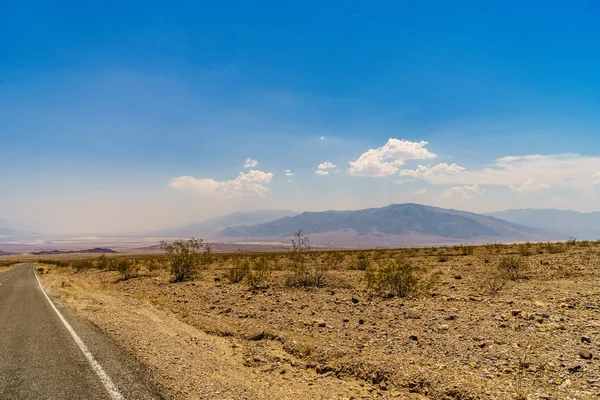 Desert highway to Death Valley National Park — Stock Photo, Image