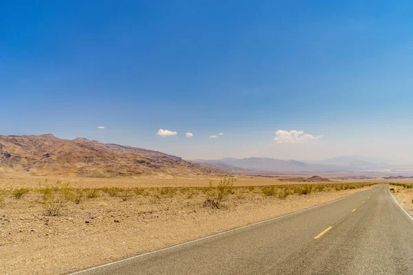 Desert highway to Death Valley National Park — Stock Photo, Image
