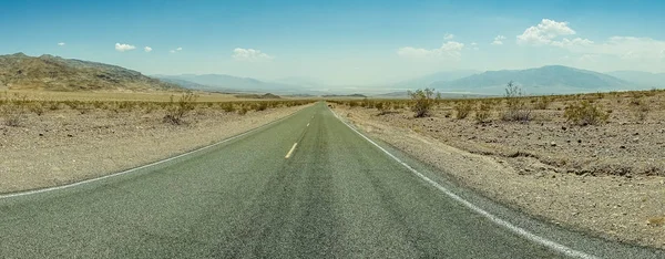 Desert highway do Death Valley National Park — Zdjęcie stockowe