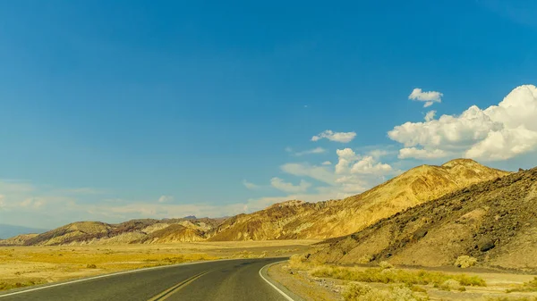 Desert highway do Death Valley National Park — Zdjęcie stockowe