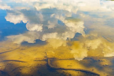 Gökyüzü ve nehrin dibini su yansıması