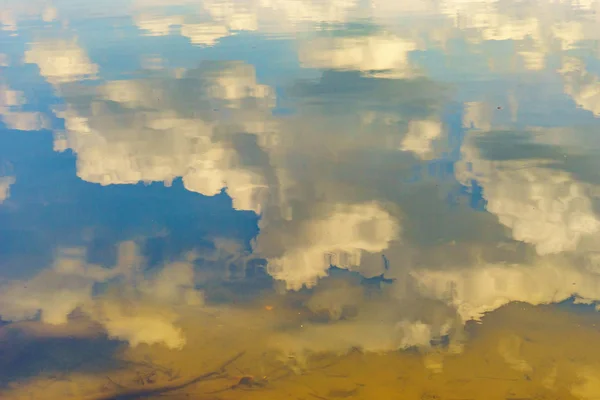 Reflejo en el agua del cielo y el fondo del río —  Fotos de Stock